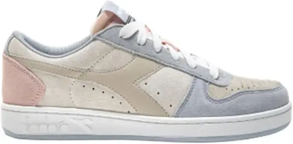 Scarpa Diadora Magic Basket Low in camoscio e pelle, con inserti color pastello e suola bianca.